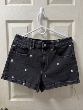 ๐ PacSun Black Denim Daisy Embroidered Mom Shorts